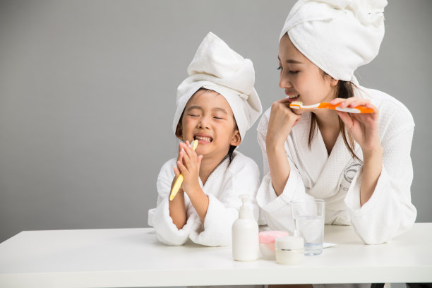 穿着浴袍的母女刷牙图片下载