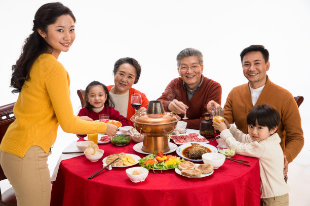 幸福家庭过年吃团圆饭图片下载
