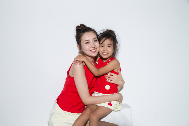 穿着亲子装的母女图片下载