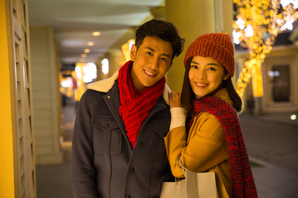 青年情侣逛街购物图片下载