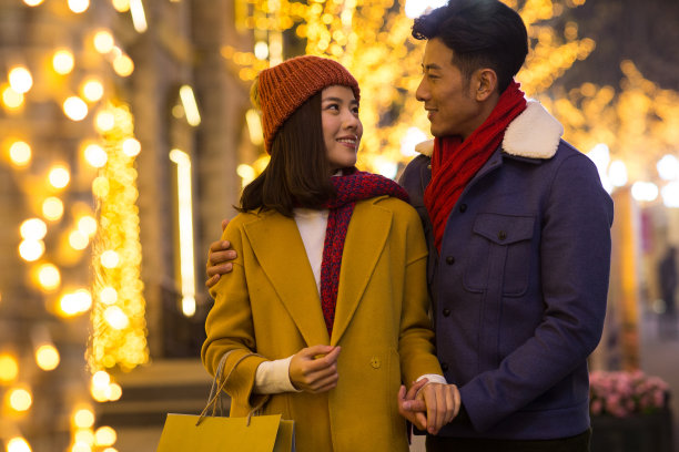 快乐情侣逛街购物图片下载