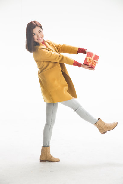 青年女人拿着礼品盒图片下载