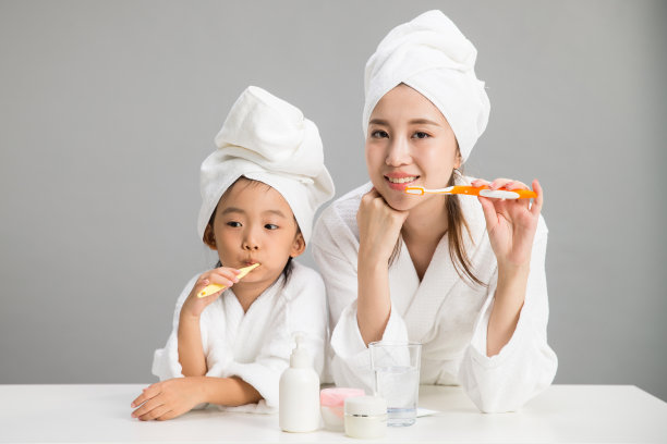 穿着浴袍的母女刷牙图片下载