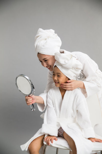 穿着浴袍的母女照镜子图片下载