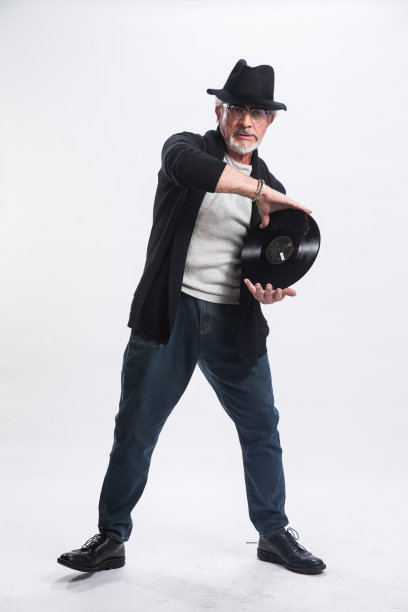 老年男人拿着唱片图片下载