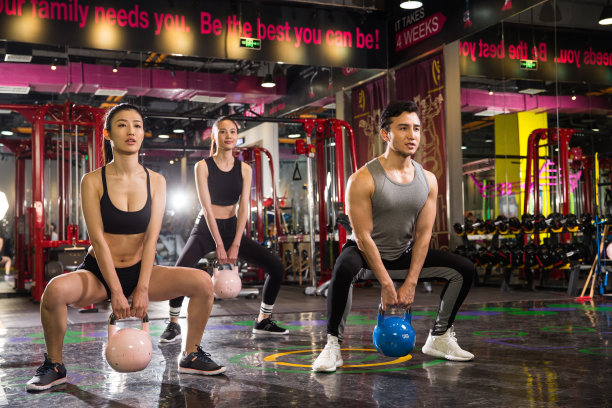 青年人在健身房里健身图片下载