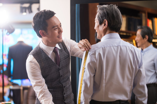 时装设计师和顾客图片下载