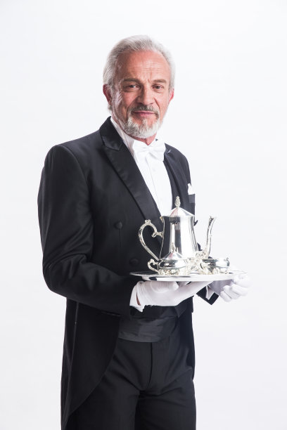 一个男侍者托着银餐具图片下载