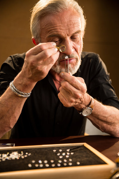 老年男人制作钻石戒指图片下载