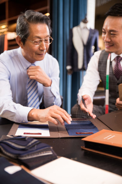 时装设计师和顾客图片下载