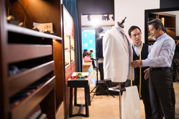 时装设计师和顾客图片下载