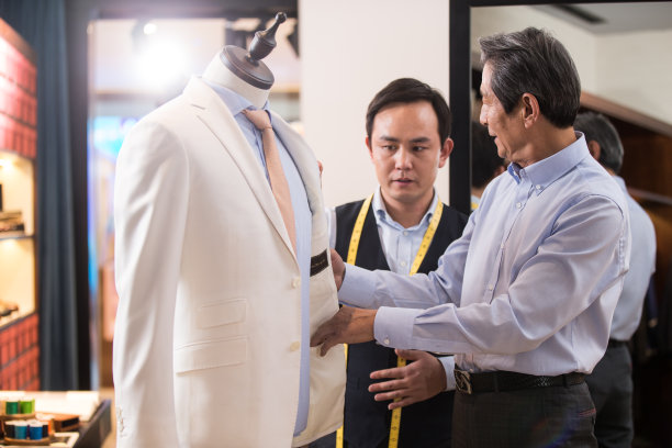 时装设计师和顾客图片下载