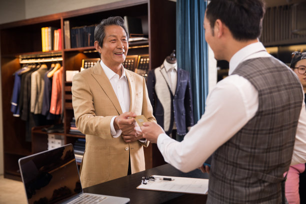 时装设计师和顾客在收银台图片下载