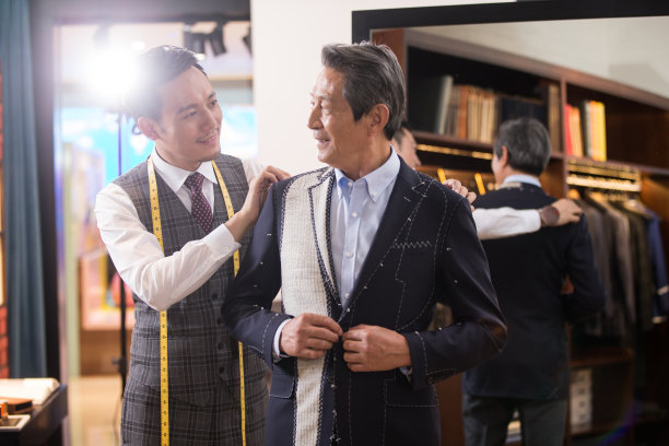 时装设计师和顾客图片下载