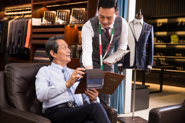 时装设计师和顾客图片下载