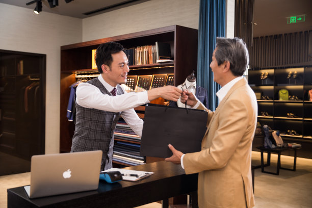 时装设计师和顾客图片下载