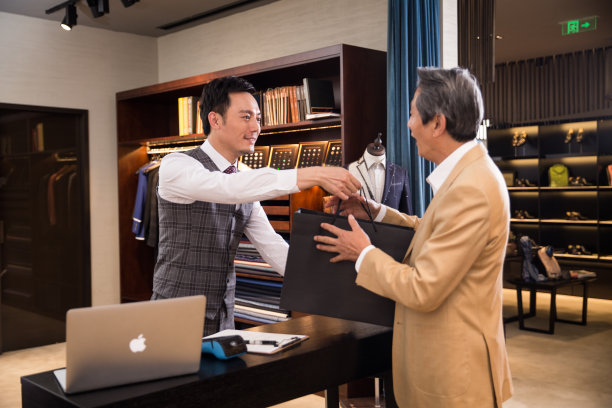 时装设计师和顾客图片下载