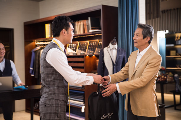 时装设计师和顾客图片下载