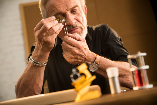 老年男人拿着钻石戒指图片下载