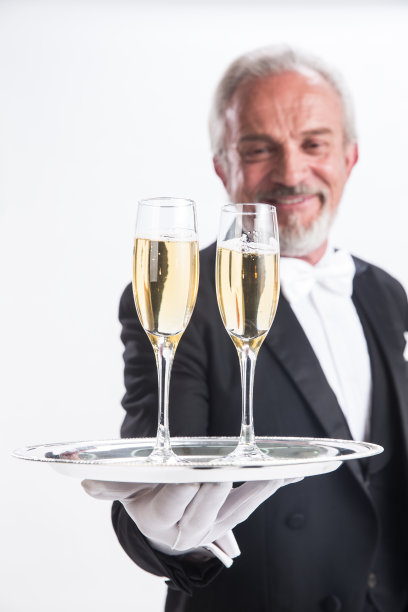 一个老年男侍者图片下载