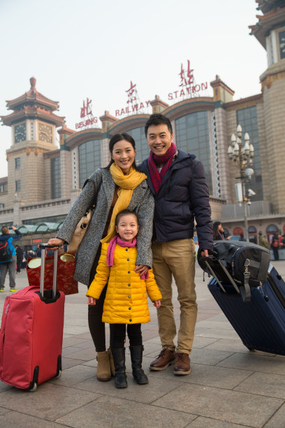 幸福家庭在站前广场图片下载