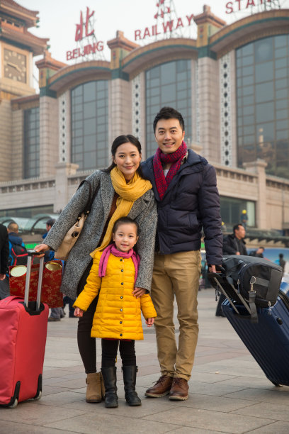 幸福家庭在站前广场图片下载