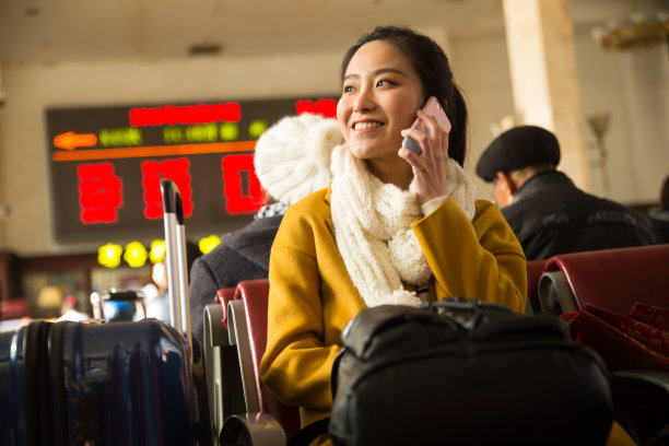 青年女人在火车站图片下载