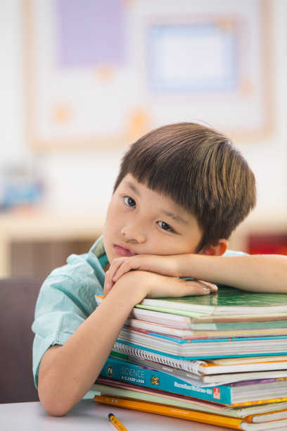 小学生在教室图片下载