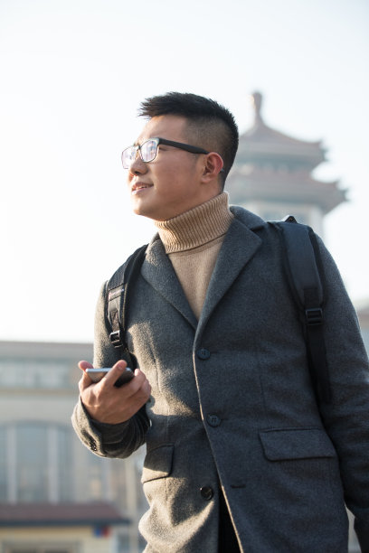 青年男人在火车站图片下载