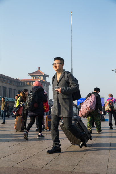 青年男人在火车站图片下载