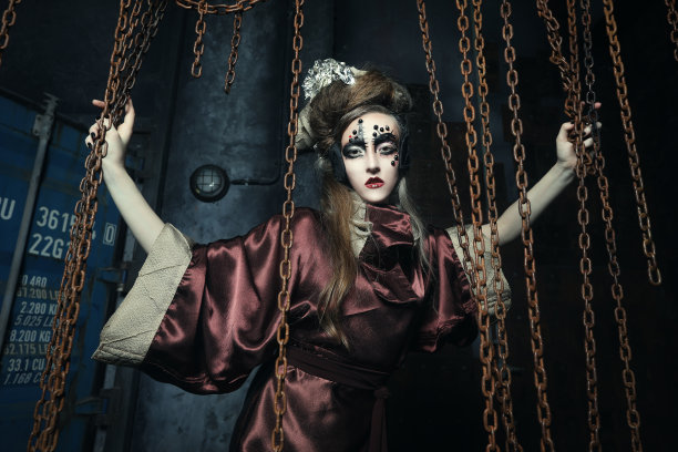 激进时尚的蒸汽朋克女士在一个创造性的室内。艺术与时尚的概念图片下载