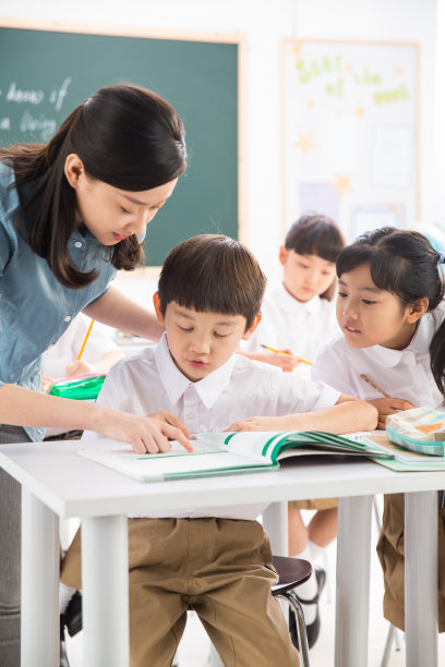 老师和小学生们在教室里图片下载