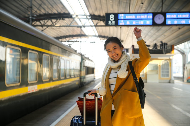 青年女人在车站月台图片下载