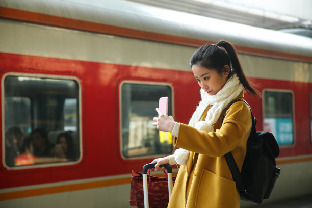 青年女人在车站月台图片下载