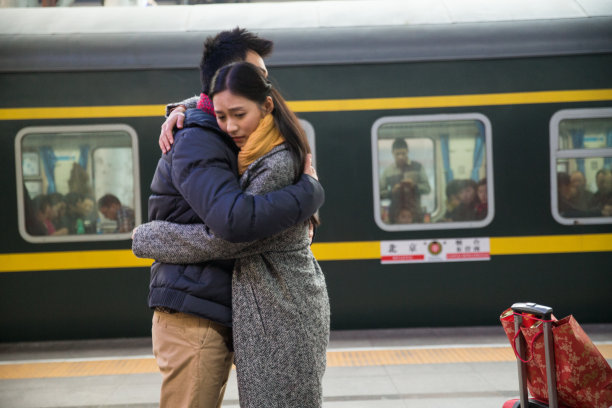年轻情侣在火车站图片下载