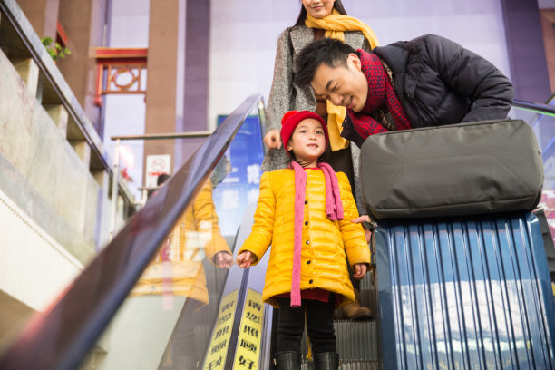 幸福家庭在车站月台图片下载