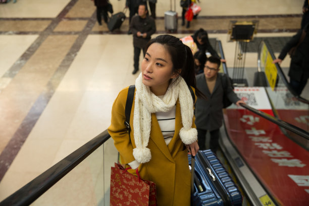 青年女人在火车站图片下载