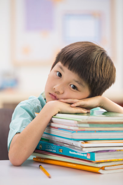 小学生在教室图片下载