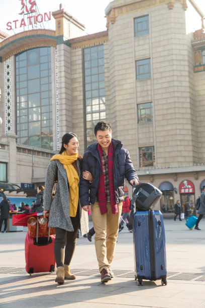 青年男女在站前广场图片下载
