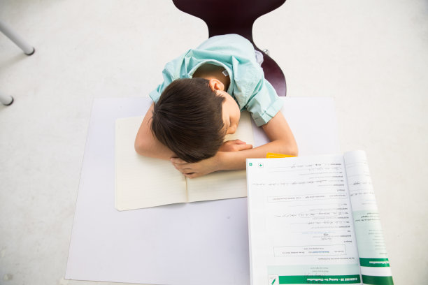 小学生在教室图片下载