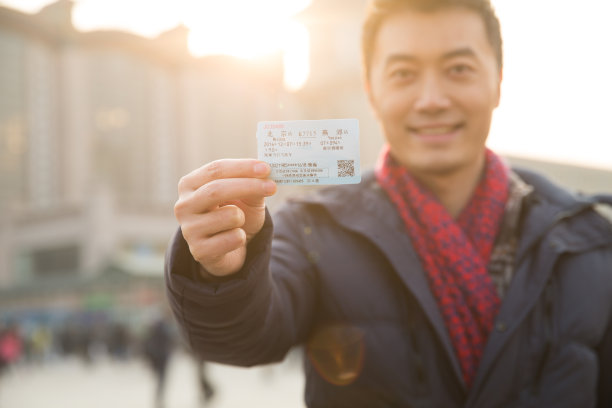 中年男人在火车站图片下载