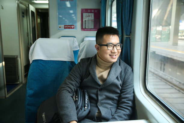 青年男人在火车上图片下载