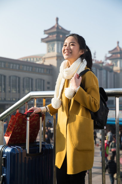 青年女人在站前广场图片下载