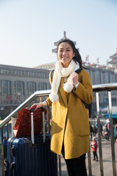 青年女人在站前广场图片下载