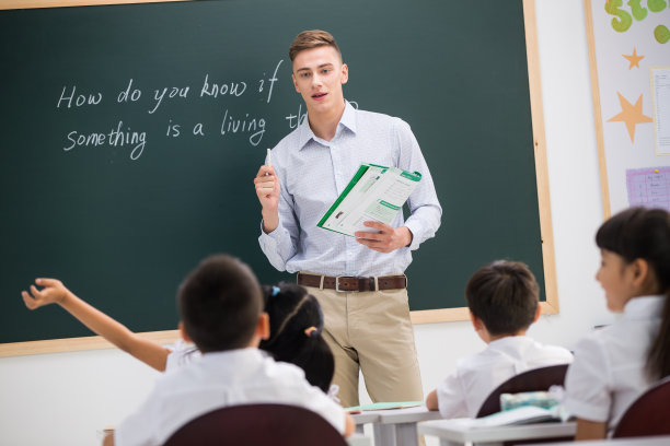 教师和小学生在教室里图片下载