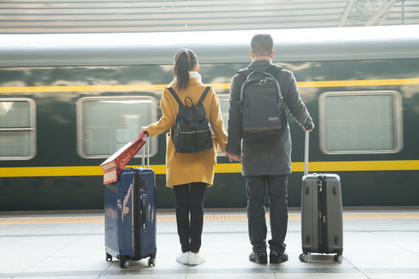 青年情侣在火车站图片下载