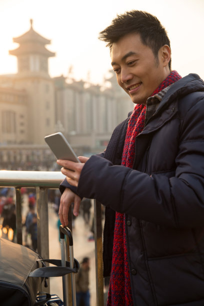 中年男人在火车站图片下载