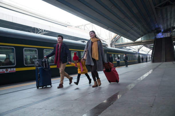 幸福家庭在车站月台图片下载