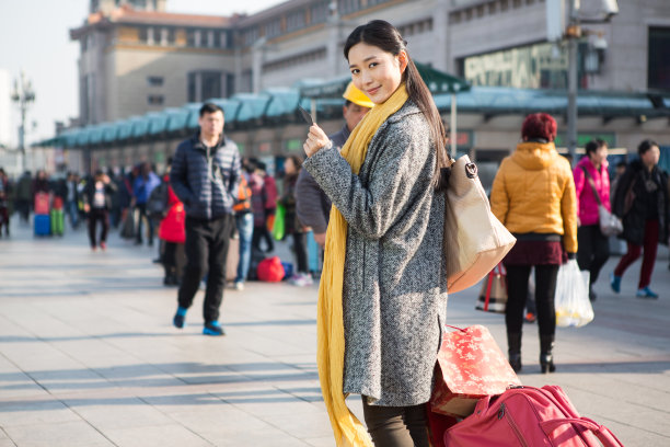 青年女人在站前广场图片下载