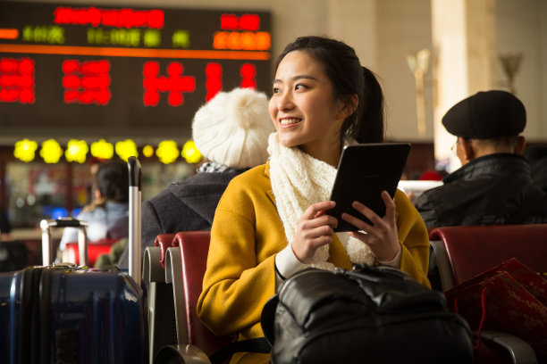 青年女人在火车站图片下载